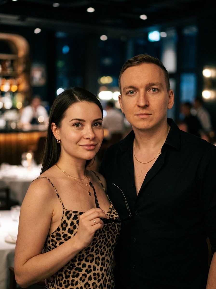 Парный fashion-портрет пары в ресторане вечером