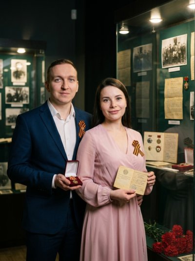 Кинематографичный портретная сцена в музее памяти: спокойная уверенная женщина с