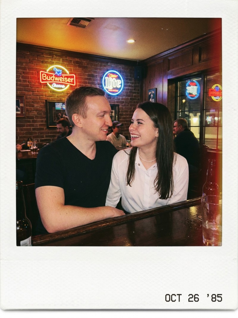 Ретро-снимок в винтажном баре: двое у стойки
