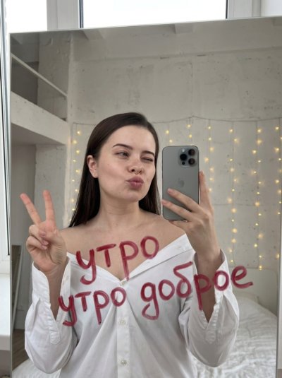 Утреннее селфи в лофт-спальне: игривый образ