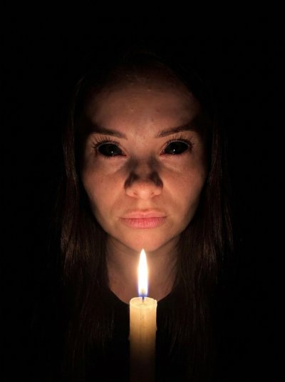Хэллоуин-аватар: свеча и жуткий взгляд