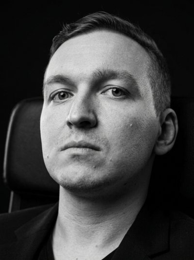 Черно-белый студийный портрет с нижней точки