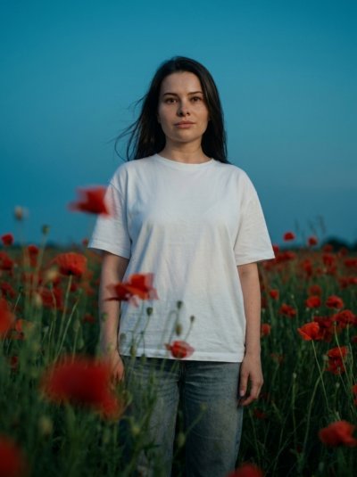 Девушка в маковом поле в синих сумерках