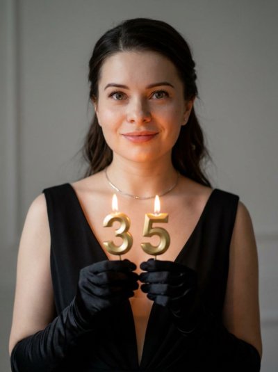 Юбилейный портрет с цифрами 35 из свечей