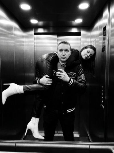 Черно-белое селфи в лифте: мужчина с женщиной на плече