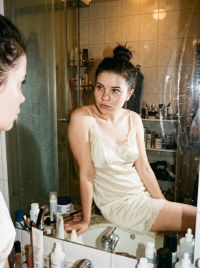 Девушка в ванной: зеркальный любительский кадр