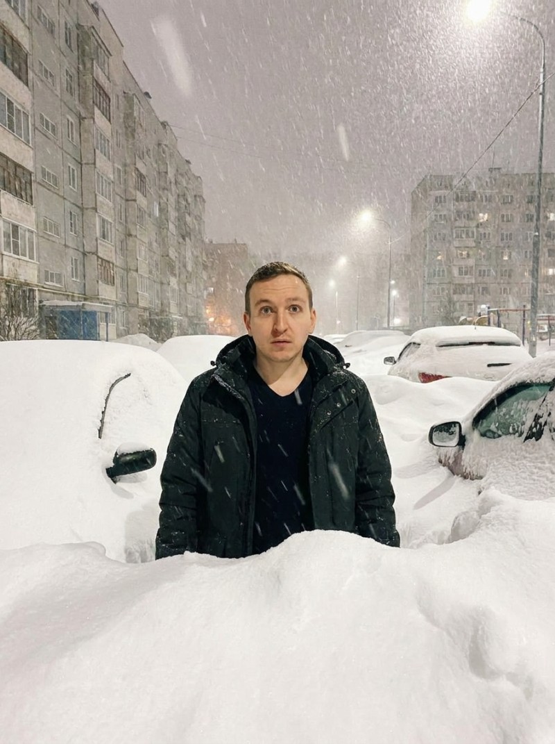 Мужчина в снежном плену: зимний портрет