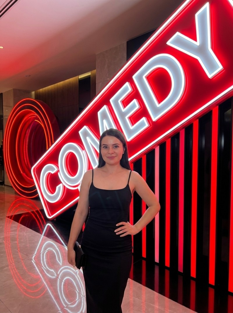 Неоновая фотосессия в стиле Comedy Club