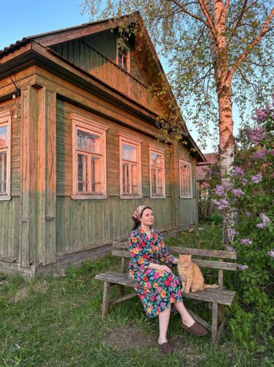 Бабушка на лавочке у дома на рассвете