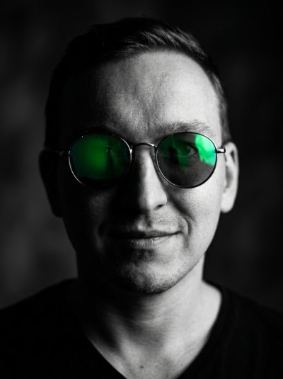 Ч/б мужской портрет с зелёным бликом в очках