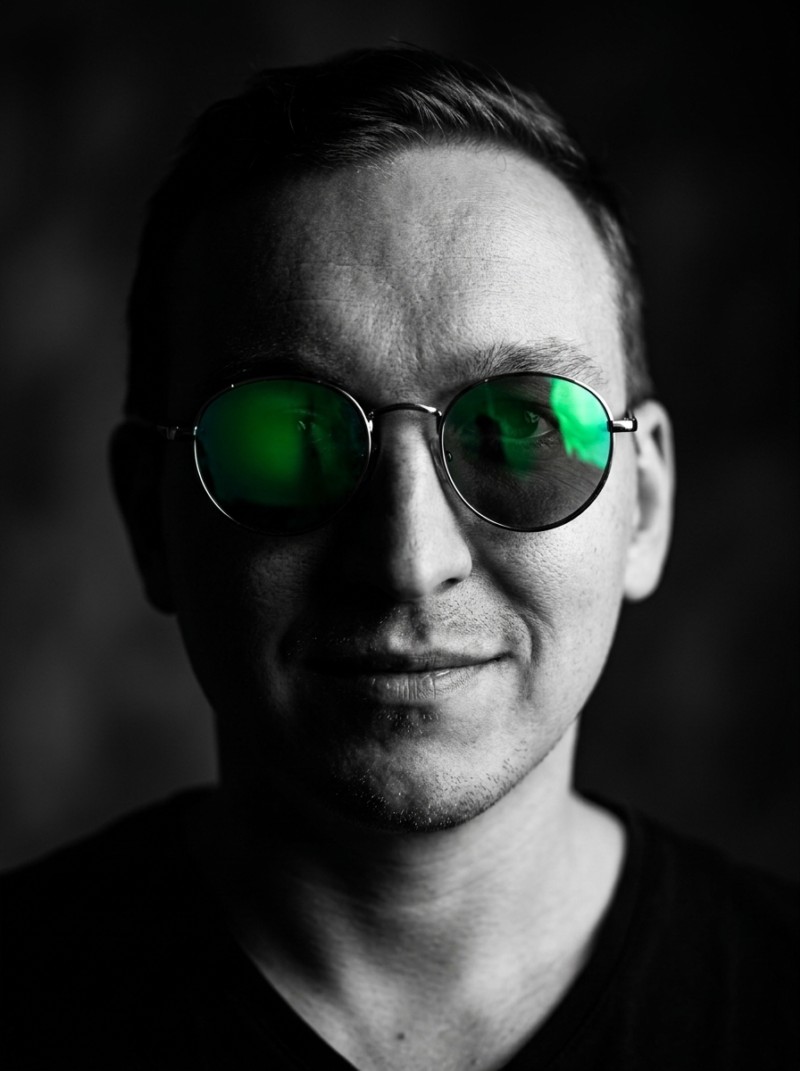 Ч/б мужской портрет с зелёным бликом в очках