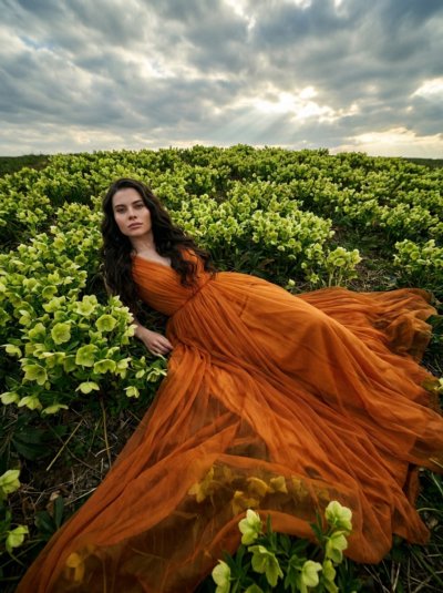 Девушка в цветах морозника: кинематографичная fashion-съёмка
