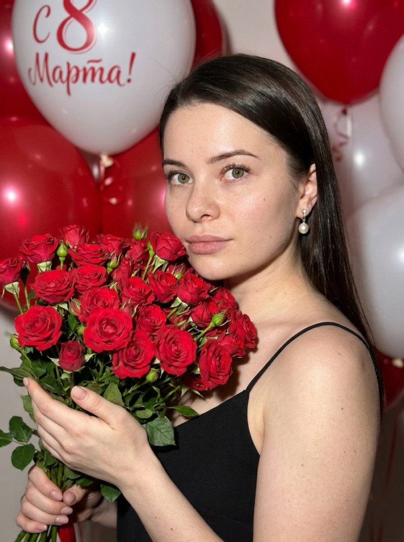 Женщина с розами и шарами на 8 Марта