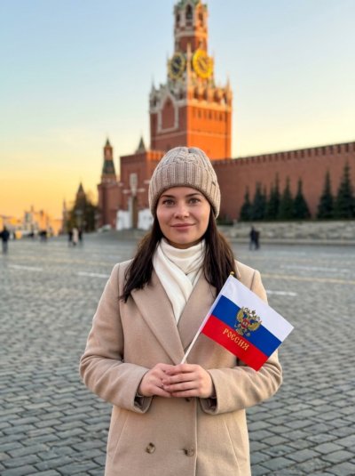 Женщина с триколором у Кремля