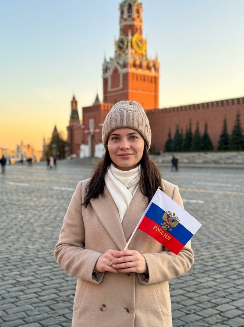 Женщина с триколором у Кремля