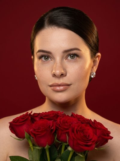 Fashion-портрет с алыми розами на красном фоне
