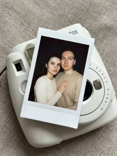 Пара на Polaroid Instax: реалистичный кадр