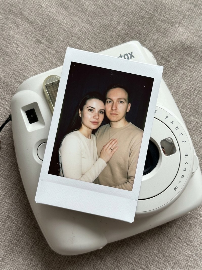 Пара на Polaroid Instax: реалистичный кадр