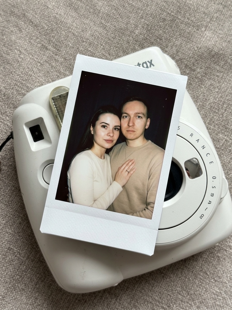 Пара на Polaroid Instax: реалистичный кадр