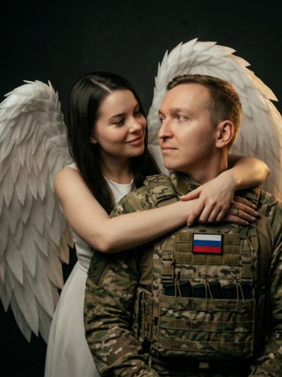 Ангел-хранитель и военный: пара с крыльями