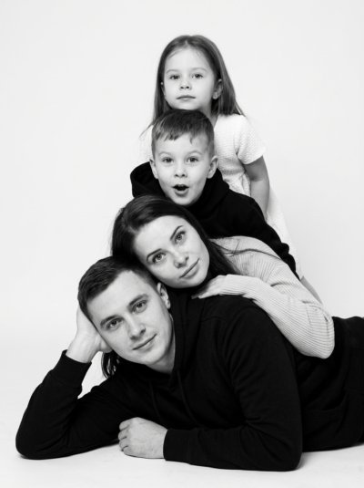 Чёрно-белая семейная фотосессия: голова к голове