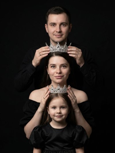 Семейный портрет «башня» с коронами на чёрном фоне