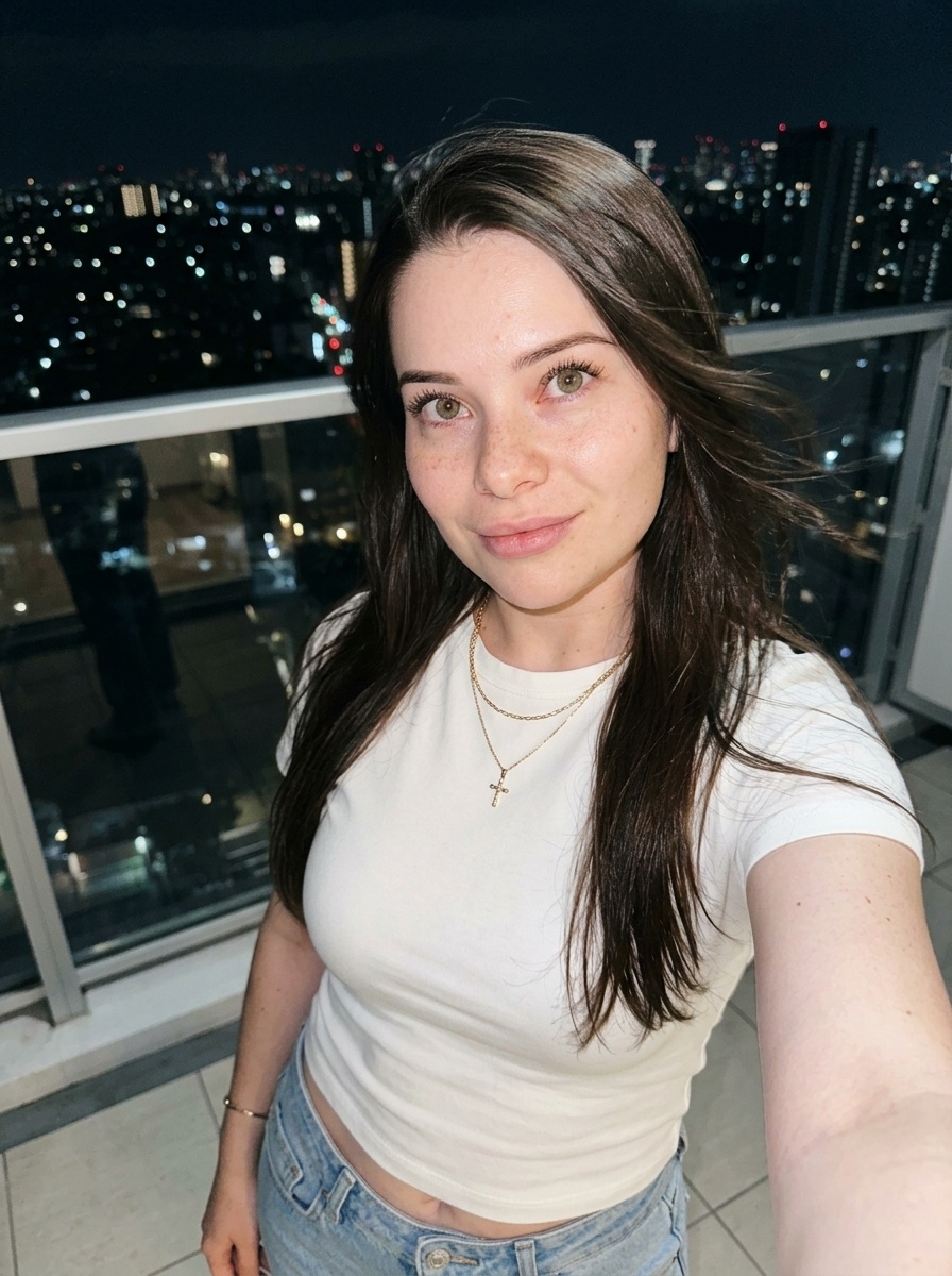 Ночное селфи на балконе с сохранением лица