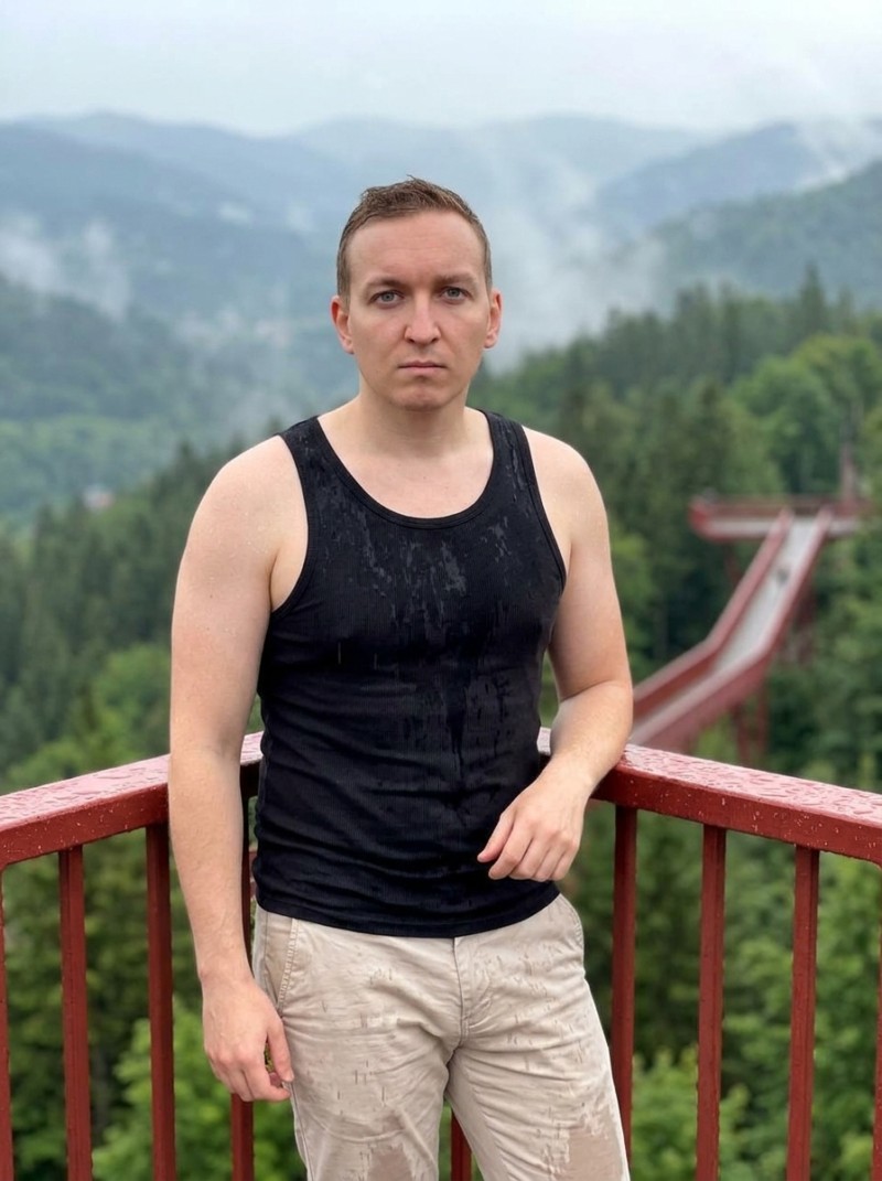 Мужчина на горной смотровой площадке