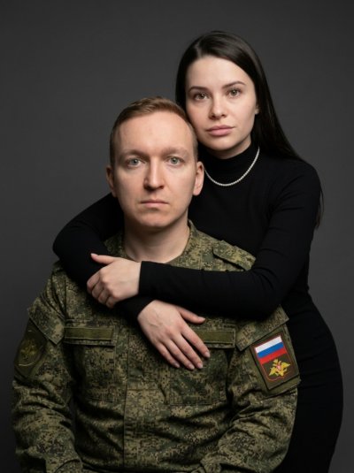 Студийный портрет пары в военной форме и чёрном платье