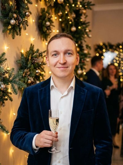 Мужчина с бокалом в свете гирлянд: новогодний образ