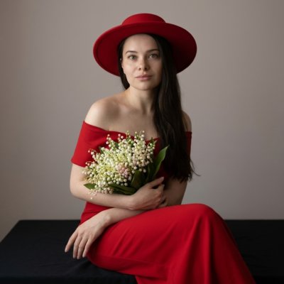 Весенний портрет с ландышами в красном платье