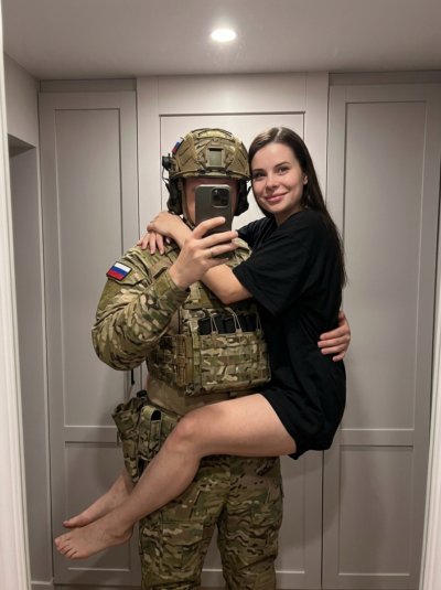 Зеркальное селфи военного с девушкой на руках