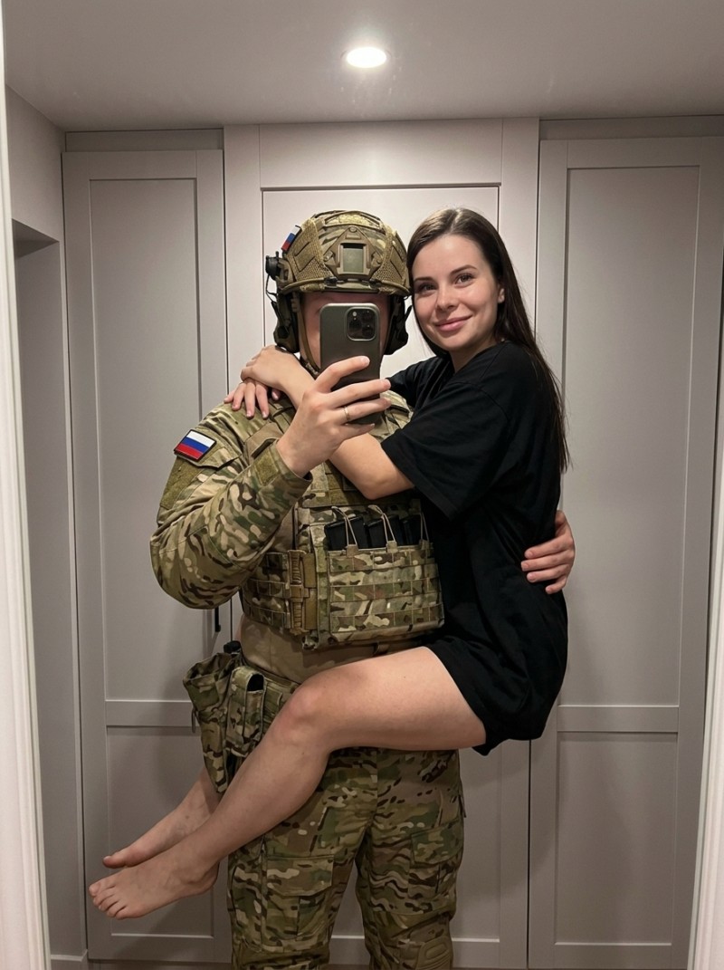 Зеркальное селфи военного с девушкой на руках
