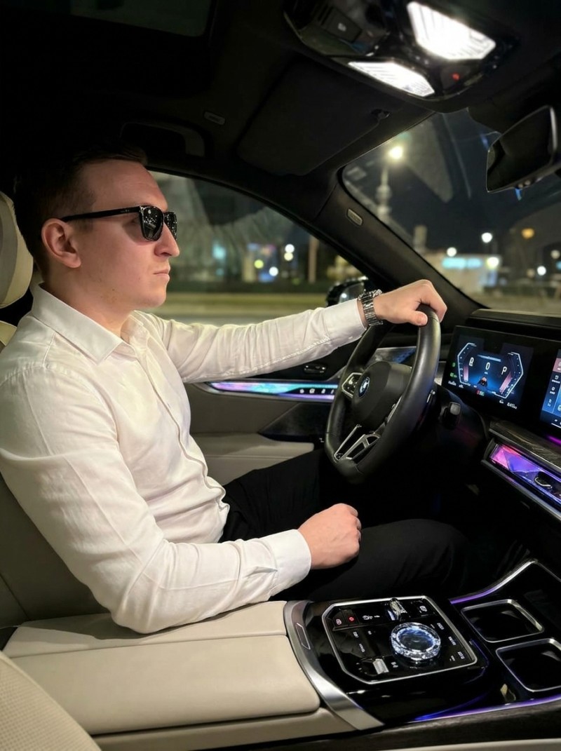 Ночная фотосессия в BMW 7 Series за рулём
