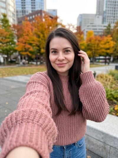 Селфи в осеннем парке с широкоугольным эффектом