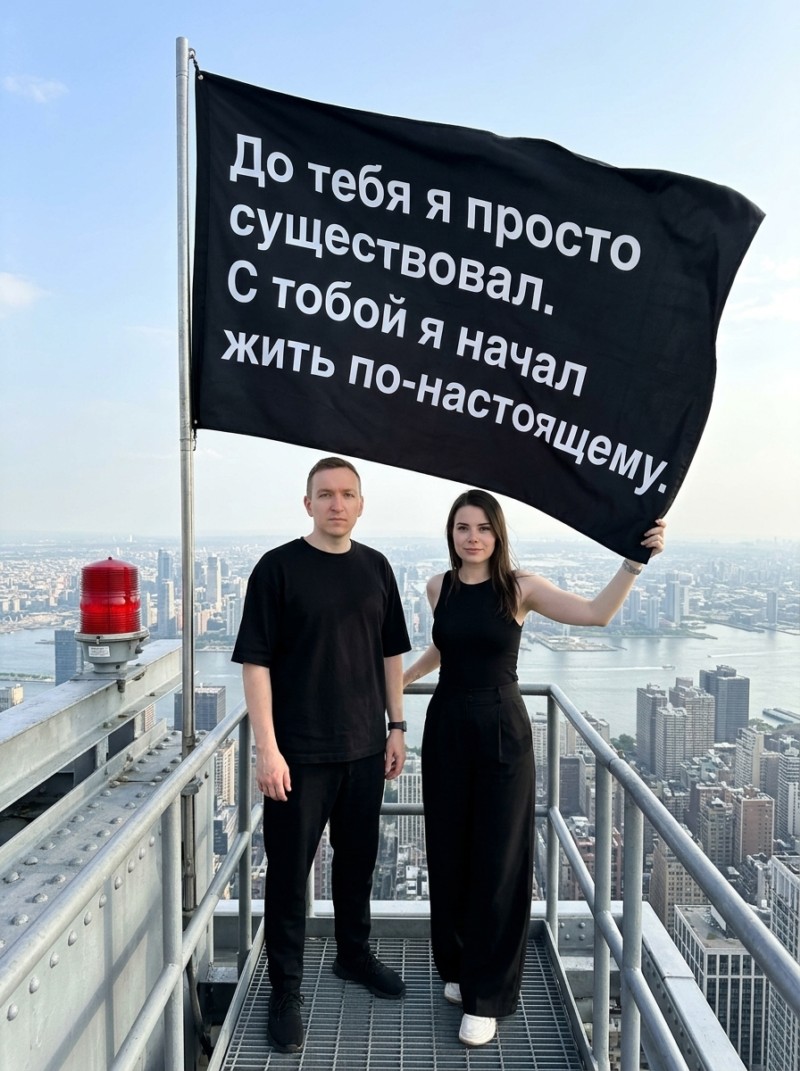 Пара на шпиле Эмпайр-стейт-билдинг с флагом