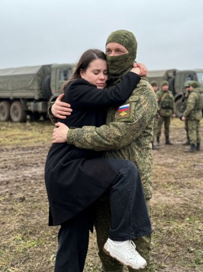 Прощальные объятия: эмоциональный парный портрет