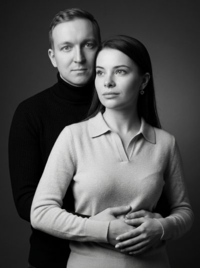 Монохромный портрет пары в рубчиковом трикотаже