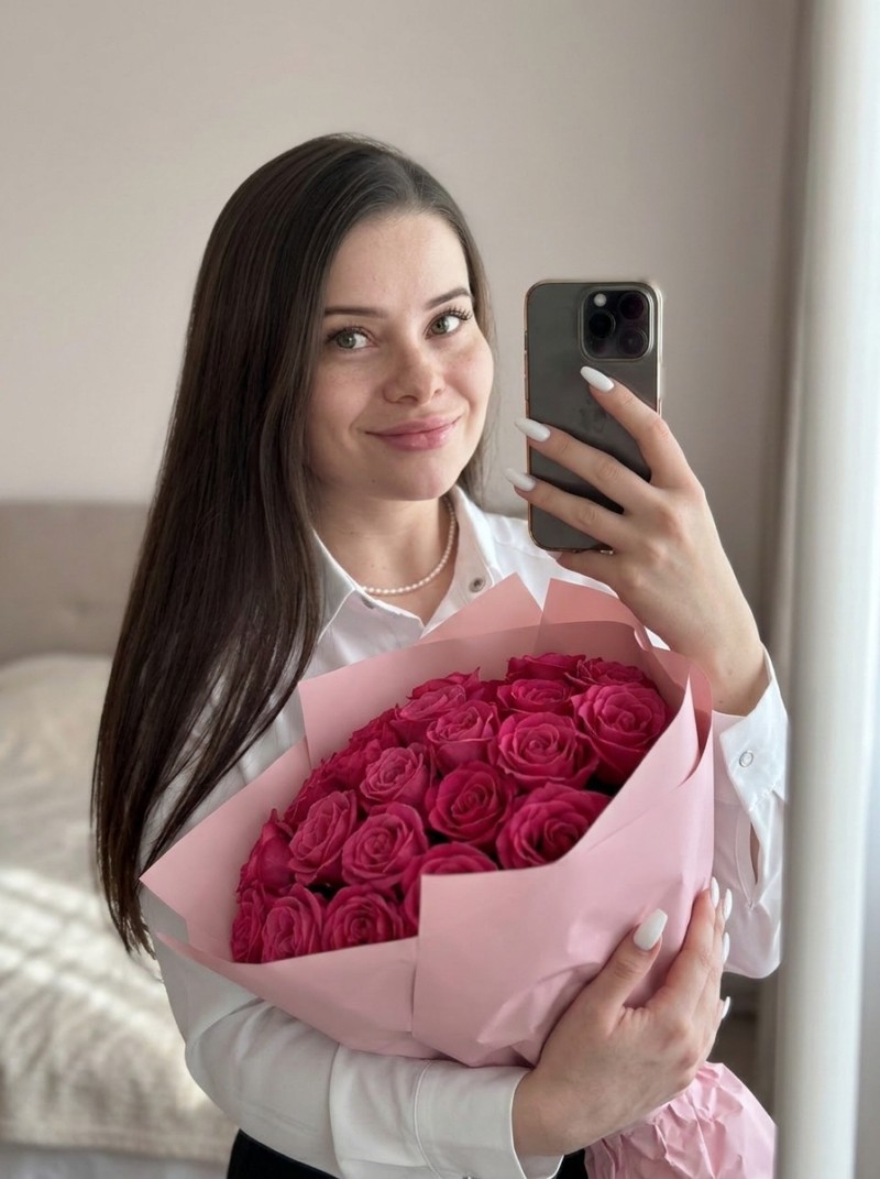 Романтичное селфи в зеркале с букетом роз