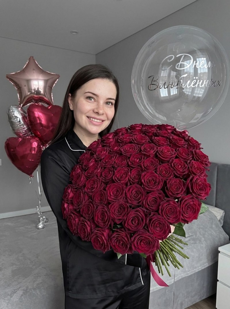 Девушка с гигантским букетом бордовых роз