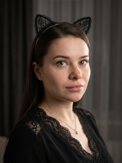 Портрет с кошачьими ушками в мягком свете