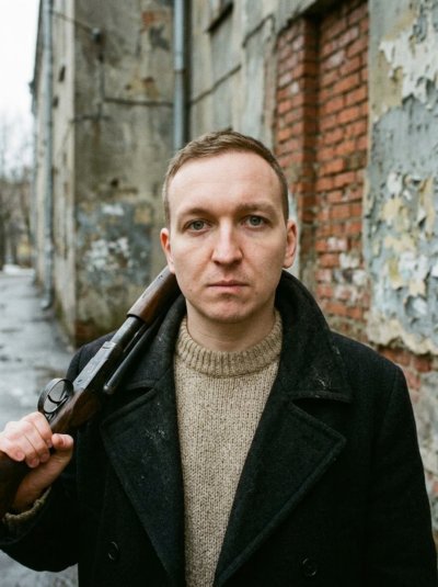 Суровый русский портрет 90-х в стиле «Брат»