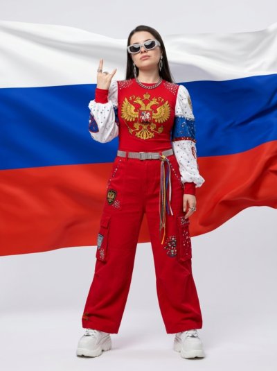 Русский фолк-киберпанк: стритвир с триколором