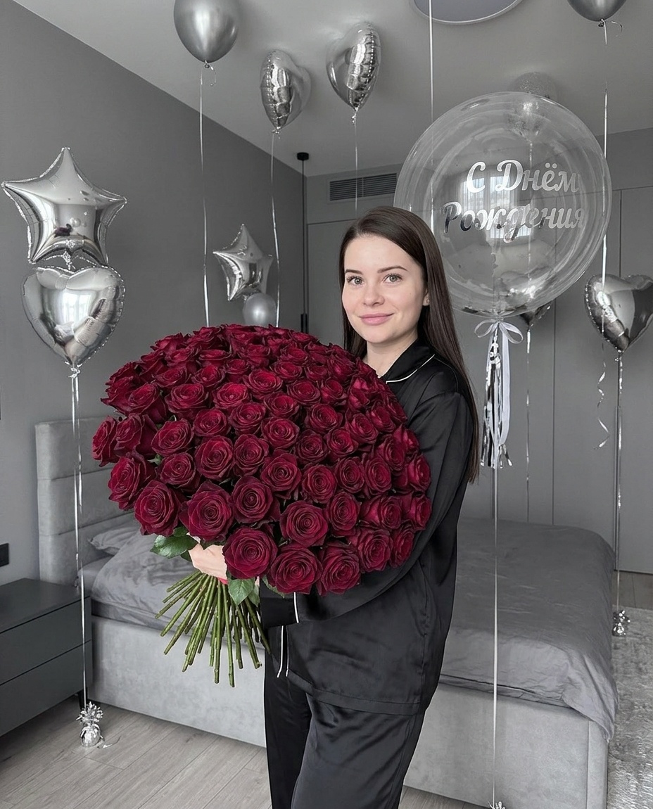 Женщина с букетом роз в минималистской спальне