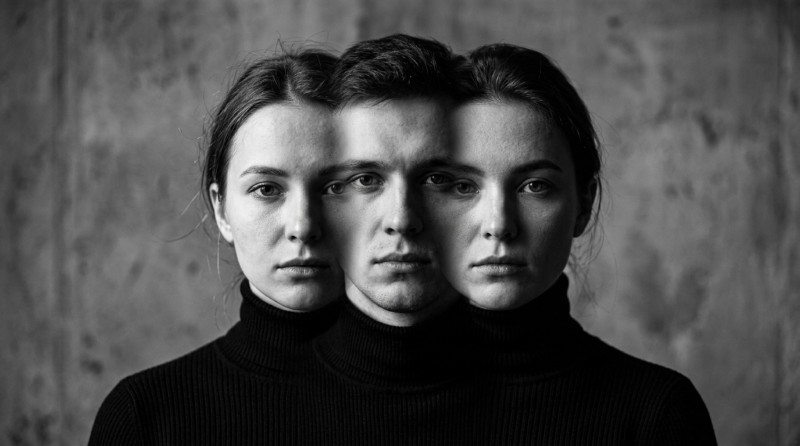 Промт «создай фотореалистичный чёрно-белый портрет-коллаж»: 10 идей